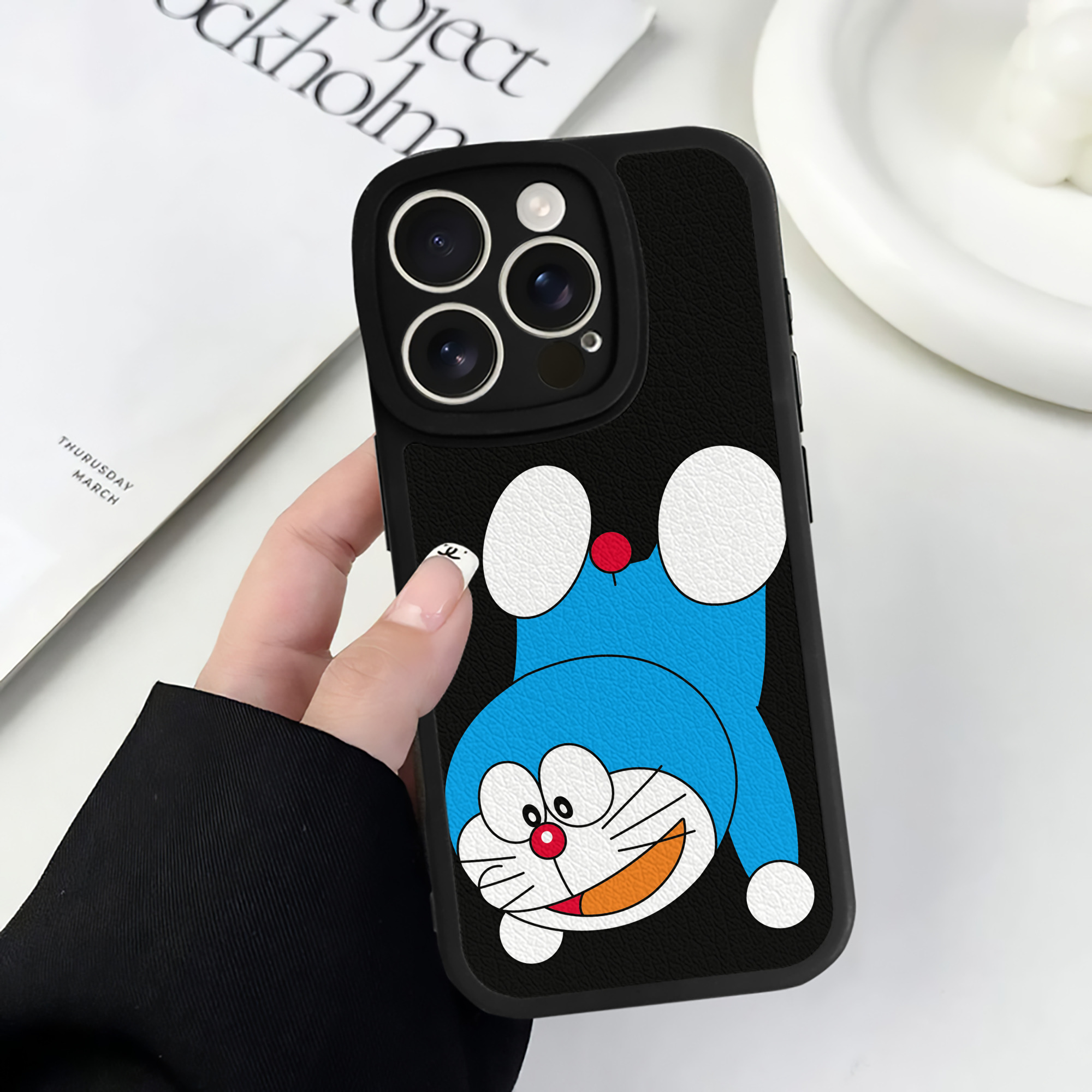 （画像用） ドラえもん Doraemon 【iPhone 16シリーズ対応】シリコンスマホケース（レザー調） 材質：シリコン